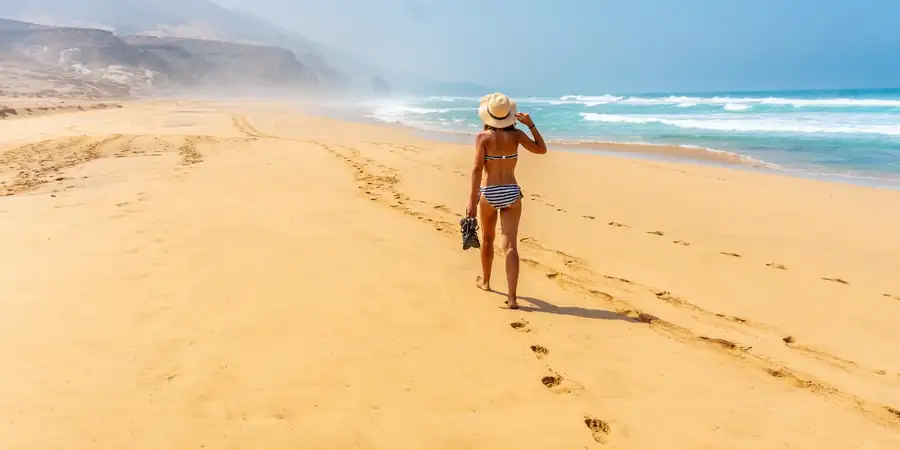 Słoneczna szeroka plaża — jesienne słońce